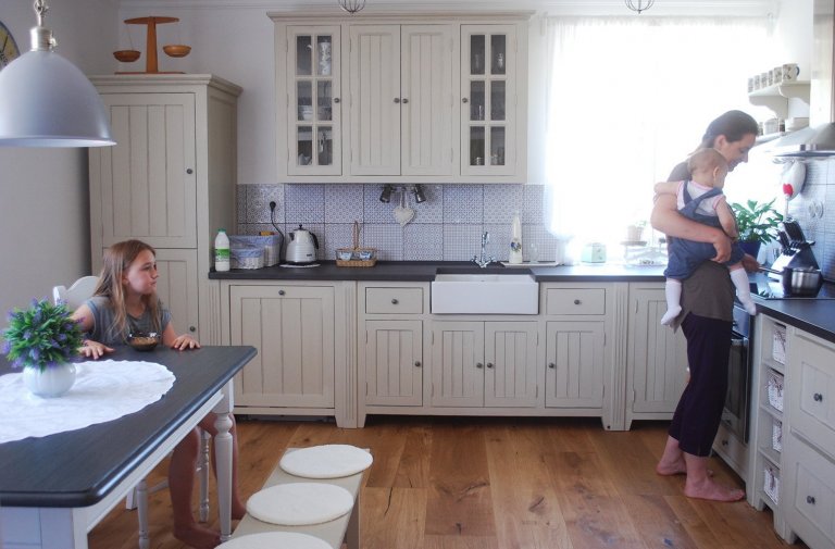 O&nbsp;tom, že kuchyně je výsostným území žen, alespoň v&nbsp;naší zemi, není pochyb. Paní Olga mě oslovila s&nbsp;tím, že by si moc přála novou kuchyni, stará…