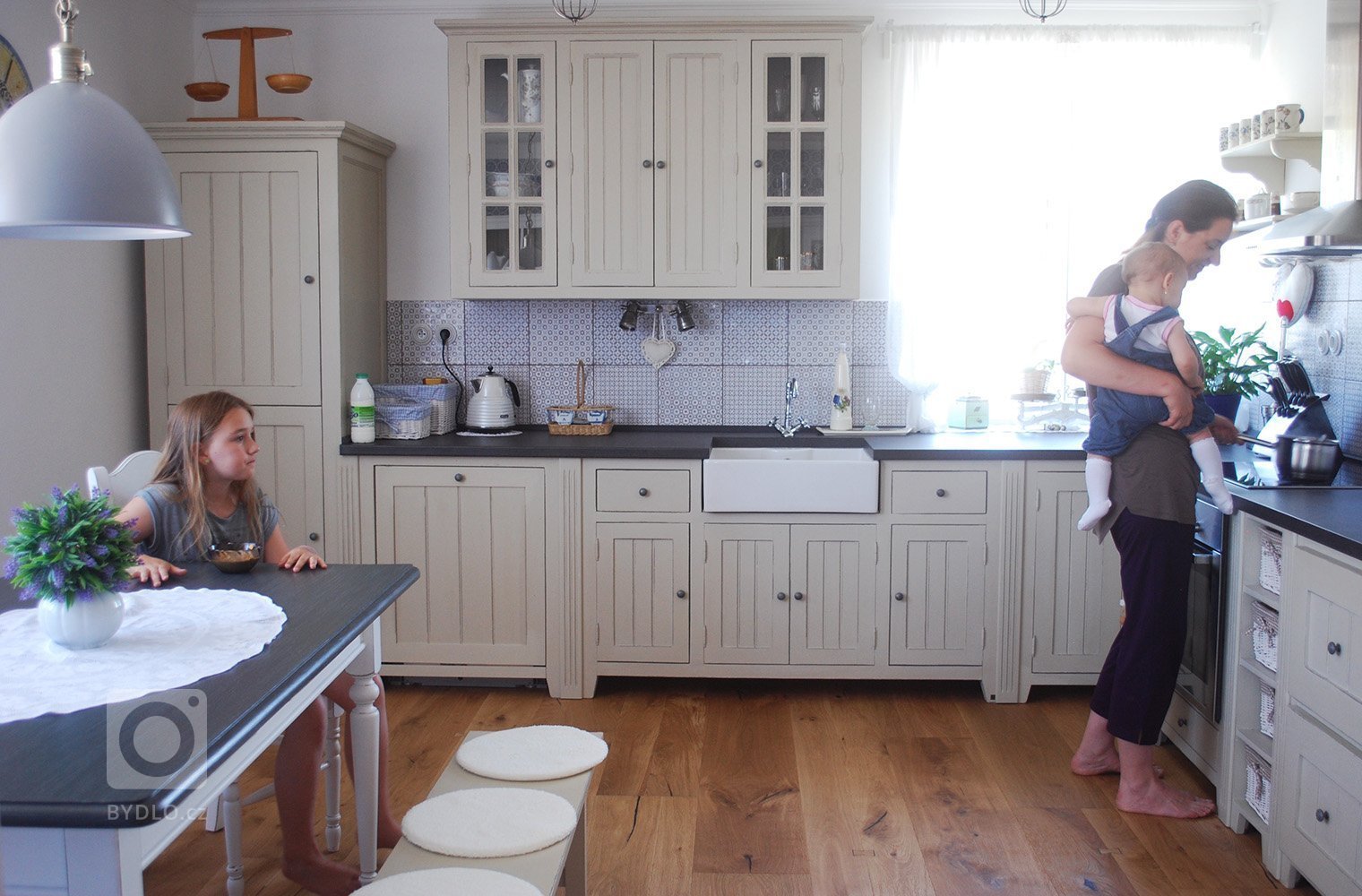 O&nbsp;tom, že kuchyně je výsostným území žen, alespoň v&nbsp;naší zemi, není pochyb. Paní Olga mě oslovila s&nbsp;tím, že by si moc přála novou kuchyni, stará…