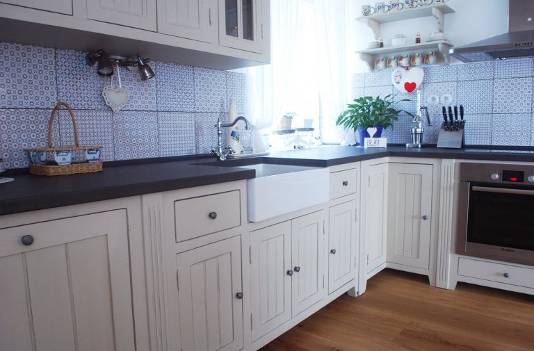 O&nbsp;tom, že kuchyně je výsostným území žen, alespoň v&nbsp;naší zemi, není pochyb. Paní Olga mě oslovila s&nbsp;tím, že by si moc přála novou kuchyni, stará…