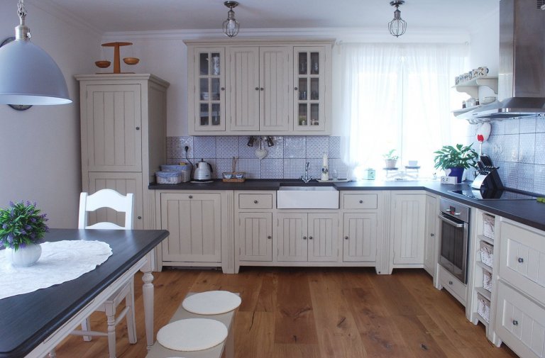 O&nbsp;tom, že kuchyně je výsostným území žen, alespoň v&nbsp;naší zemi, není pochyb. Paní Olga mě oslovila s&nbsp;tím, že by si moc přála novou kuchyni, stará…