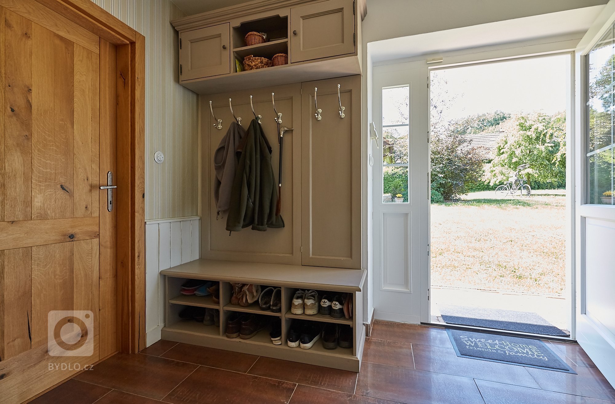 Když mě oslovila paní D. a přála si předělat celou chalupu do našeho stylu, měla jsem ohromnou radost. Nejednalo se o žádné staré stavení, ale o typický dům…