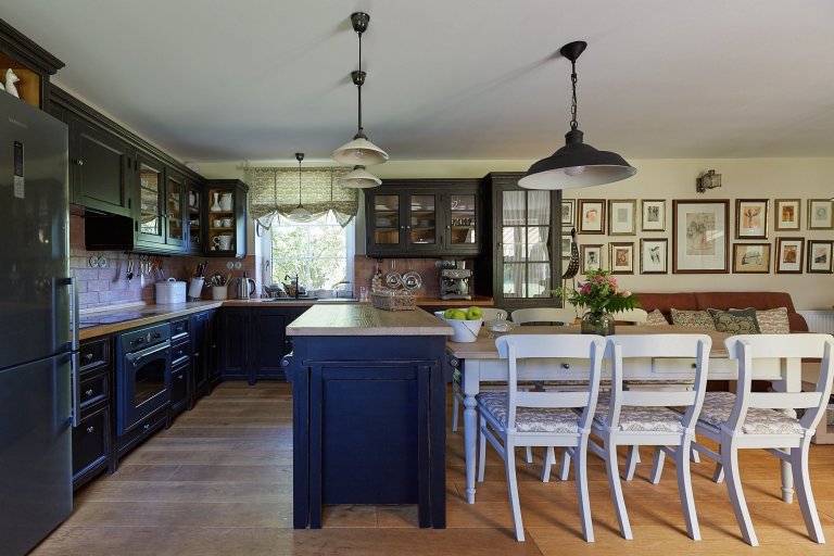 Když mě oslovila paní D. a přála si předělat celou chalupu do našeho stylu, měla jsem ohromnou radost. Nejednalo se o žádné staré stavení, ale o typický dům…