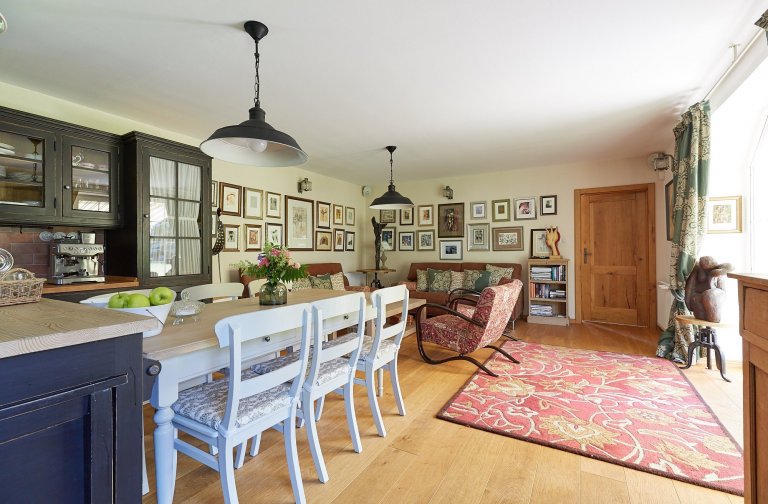 Když mě oslovila paní D. a přála si předělat celou chalupu do našeho stylu, měla jsem ohromnou radost. Nejednalo se o žádné staré stavení, ale o typický dům…