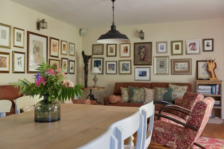 Když mě oslovila paní D. a přála si předělat celou chalupu do našeho stylu, měla jsem ohromnou radost. Nejednalo se o žádné staré stavení, ale o typický dům…