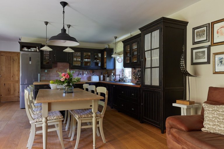 Když mě oslovila paní D. a přála si předělat celou chalupu do našeho stylu, měla jsem ohromnou radost. Nejednalo se o žádné staré stavení, ale o typický dům…