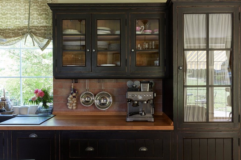 Když mě oslovila paní D. a přála si předělat celou chalupu do našeho stylu, měla jsem ohromnou radost. Nejednalo se o žádné staré stavení, ale o typický dům…