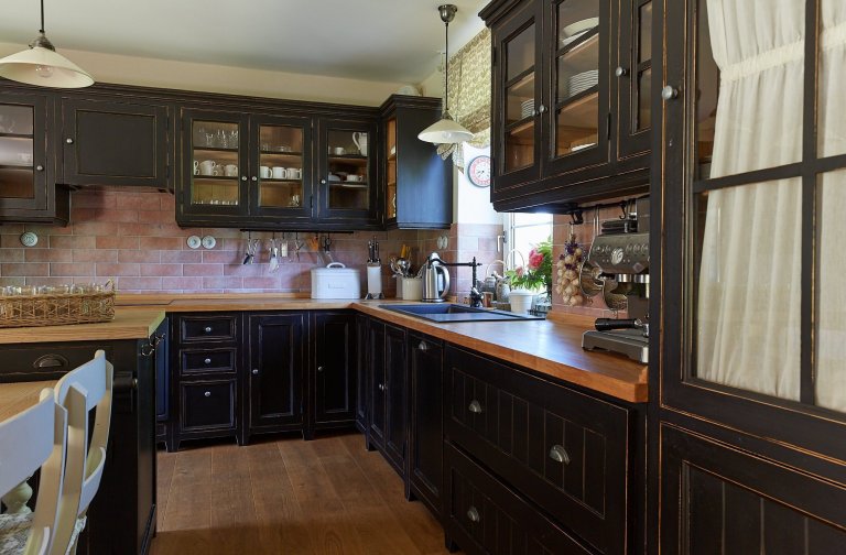 Když mě oslovila paní D. a přála si předělat celou chalupu do našeho stylu, měla jsem ohromnou radost. Nejednalo se o žádné staré stavení, ale o typický dům…