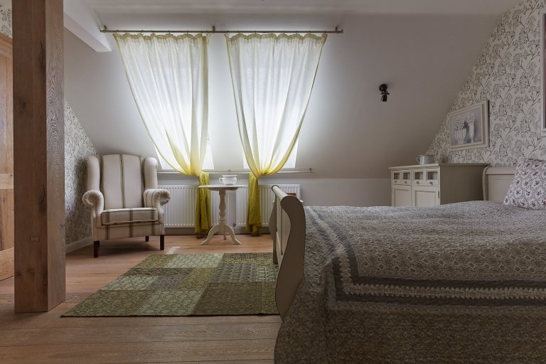 Když mě oslovila paní D. a přála si předělat celou chalupu do našeho stylu, měla jsem ohromnou radost. Nejednalo se o žádné staré stavení, ale o typický dům…