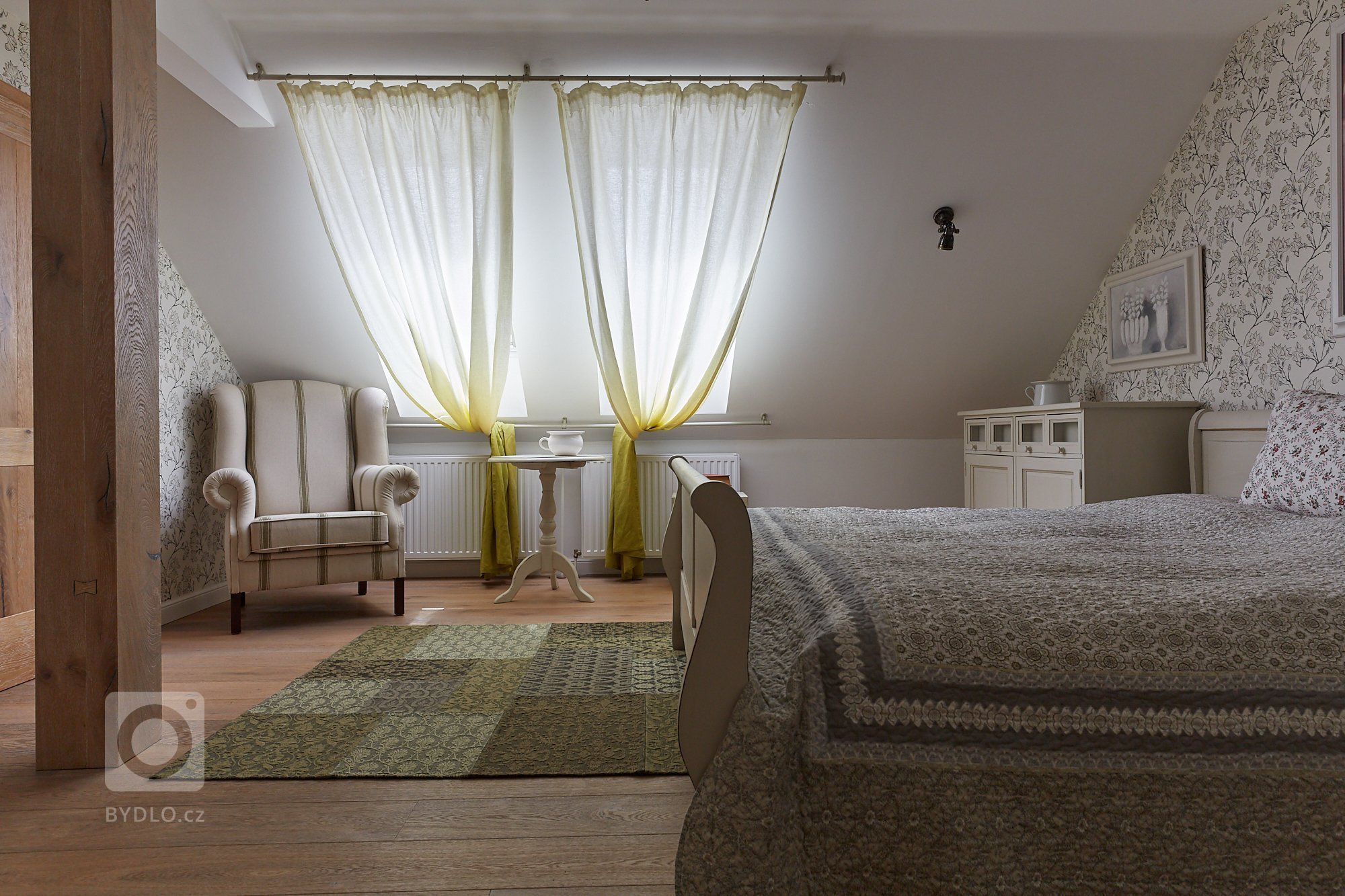 Když mě oslovila paní D. a přála si předělat celou chalupu do našeho stylu, měla jsem ohromnou radost. Nejednalo se o žádné staré stavení, ale o typický dům…