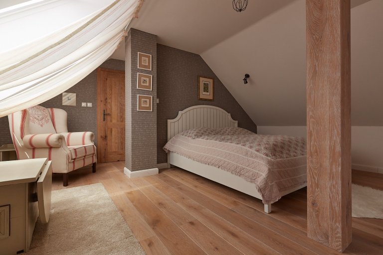 Když mě oslovila paní D. a přála si předělat celou chalupu do našeho stylu, měla jsem ohromnou radost. Nejednalo se o žádné staré stavení, ale o typický dům…