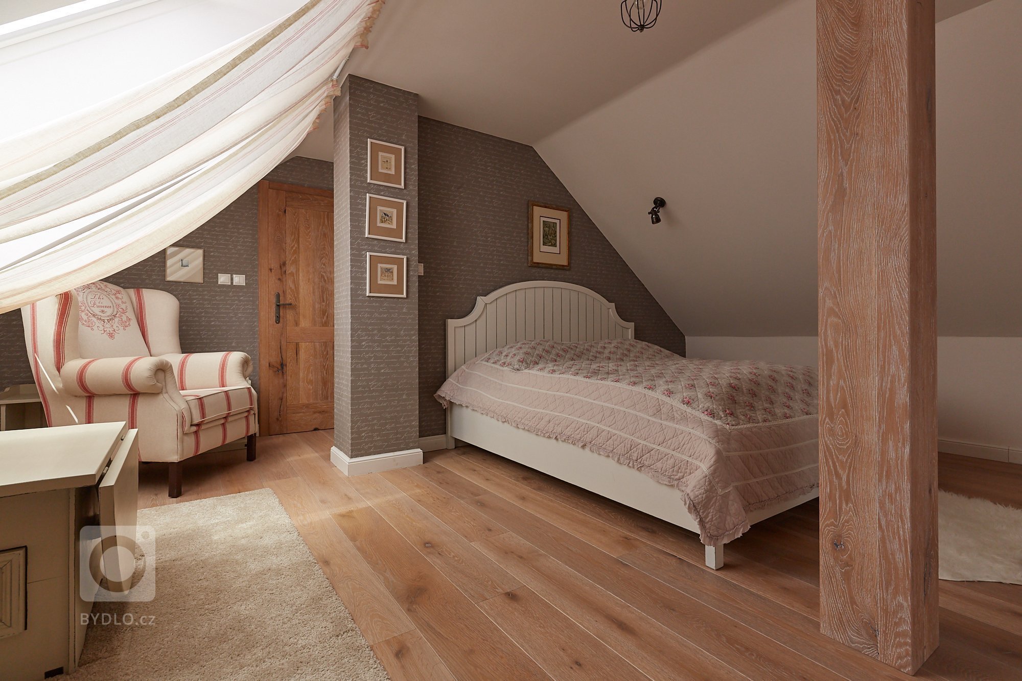 Když mě oslovila paní D. a přála si předělat celou chalupu do našeho stylu, měla jsem ohromnou radost. Nejednalo se o žádné staré stavení, ale o typický dům…