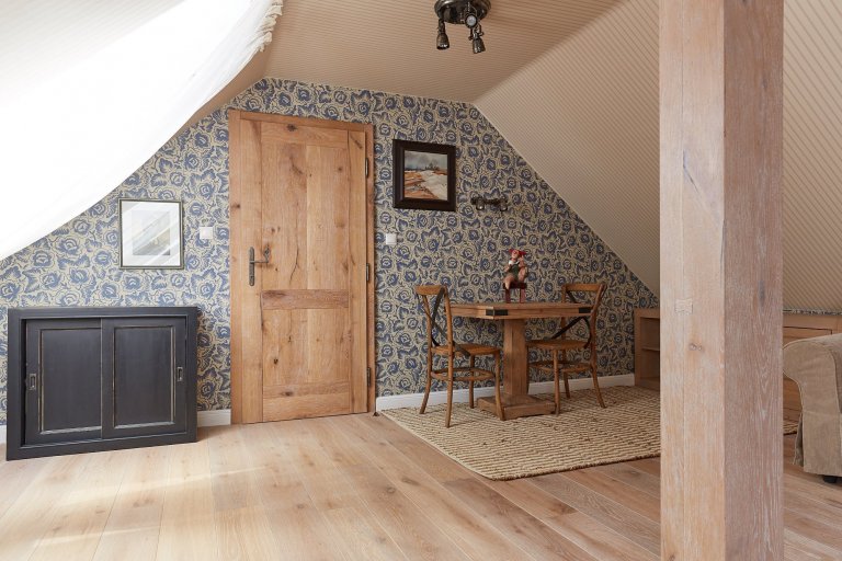 Když mě oslovila paní D. a přála si předělat celou chalupu do našeho stylu, měla jsem ohromnou radost. Nejednalo se o žádné staré stavení, ale o typický dům…