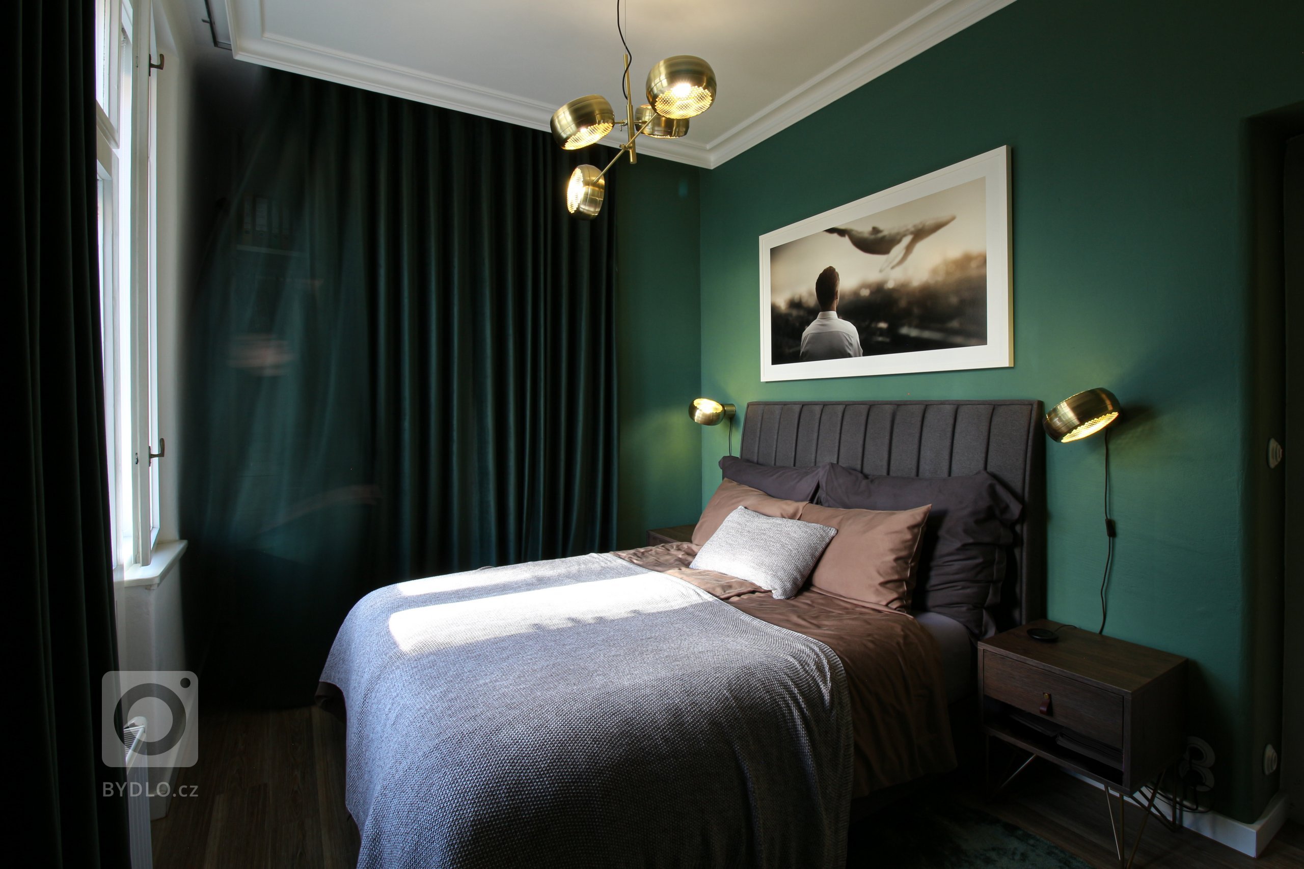 Ložnice je laděna do zelené barvy se zlatými detaily. Celé pokoj je monochromatický od zeleného koberce, stěn až po sametové závěsy. Zelenou barvu doplňuje…