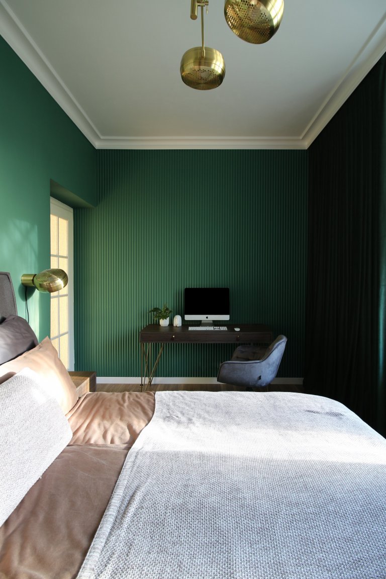 Ložnice je laděna do zelené barvy se zlatými detaily. Celé pokoj je monochromatický od zeleného koberce, stěn až po sametové závěsy. Zelenou barvu doplňuje…