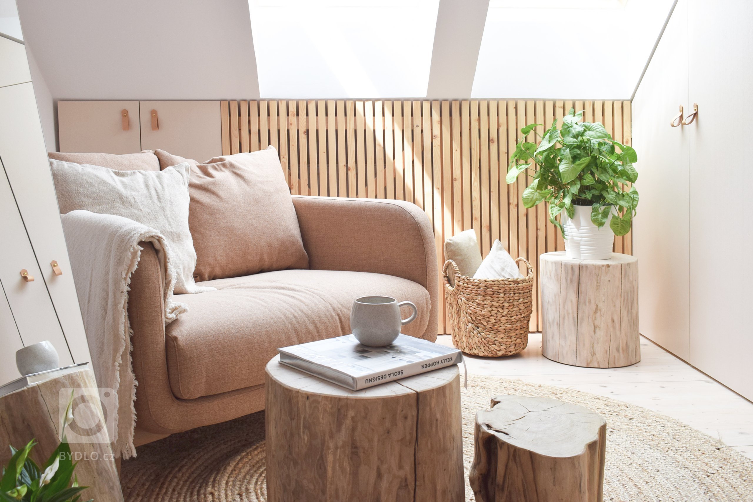 Nově zrekonstruovaný podkrovní prostor se nachází v krásném původním stavení ve Strýčkovicích, v malé vísce jižně od Plzně. Zadáním bylo prostor provzdušnit a…