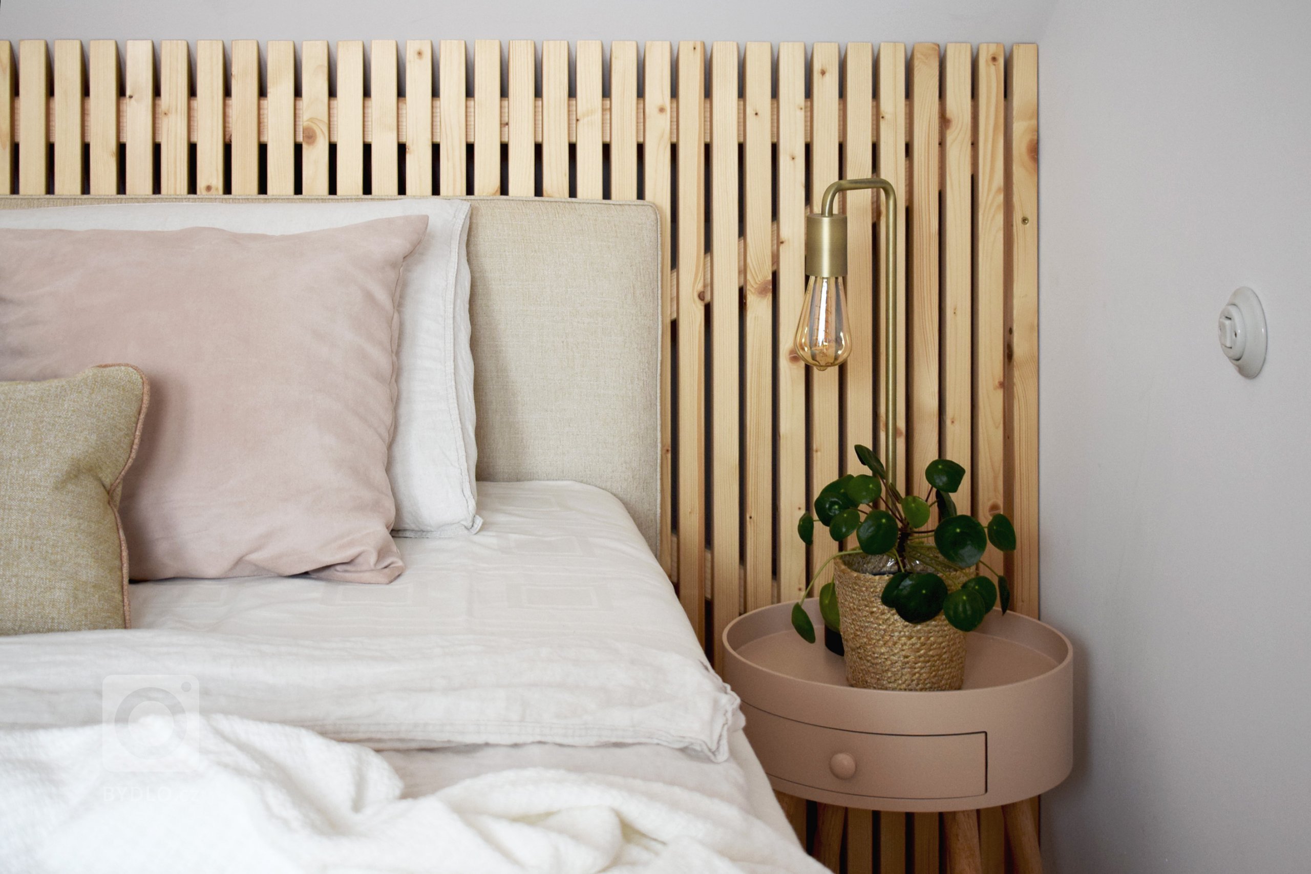 Nově zrekonstruovaný podkrovní prostor se nachází v krásném původním stavení ve Strýčkovicích, v malé vísce jižně od Plzně. Zadáním bylo prostor provzdušnit a…