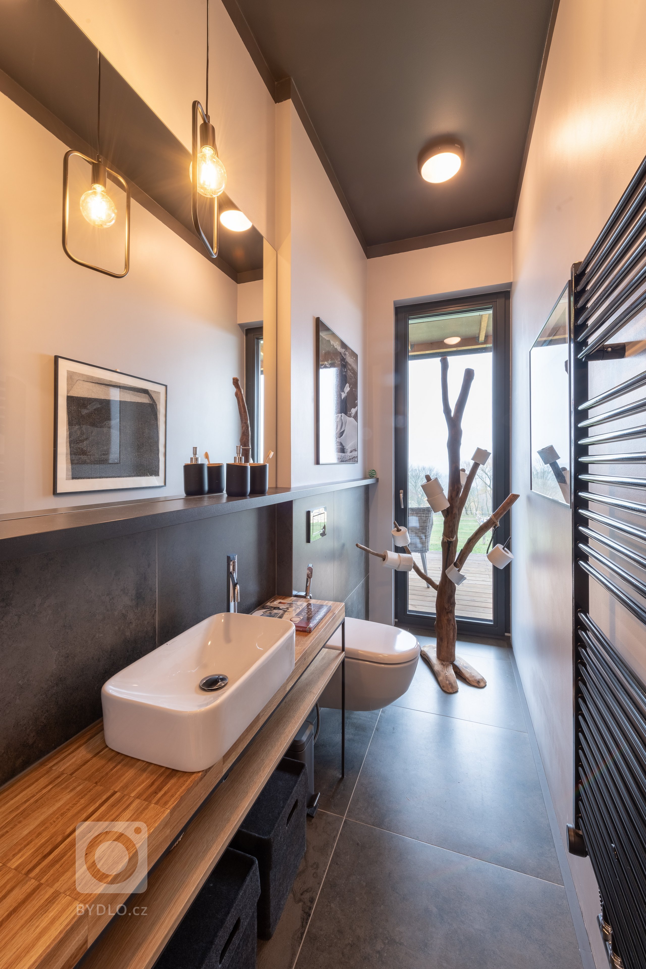 Realizace rodinné usedlosti s úžasným výhledem do krajiny. S investorem jsme pracovali na interiérech a detailech extriéru při výběru materiálu, členění…