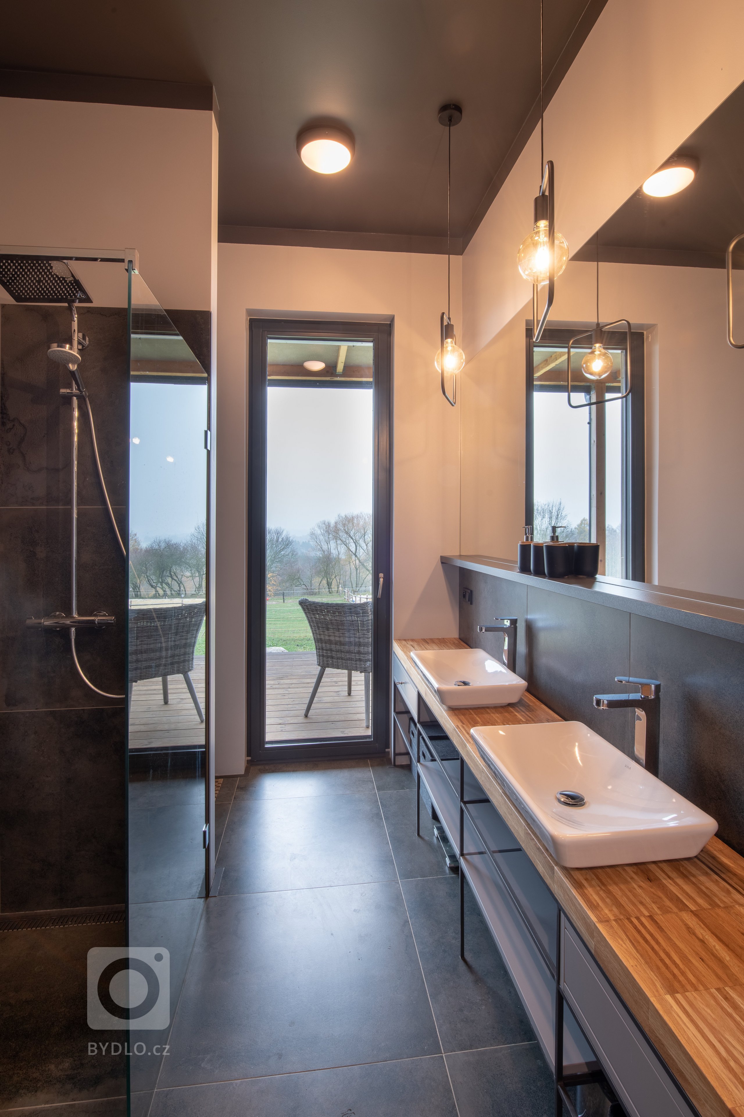 Realizace rodinné usedlosti s úžasným výhledem do krajiny. S investorem jsme pracovali na interiérech a detailech extriéru při výběru materiálu, členění…