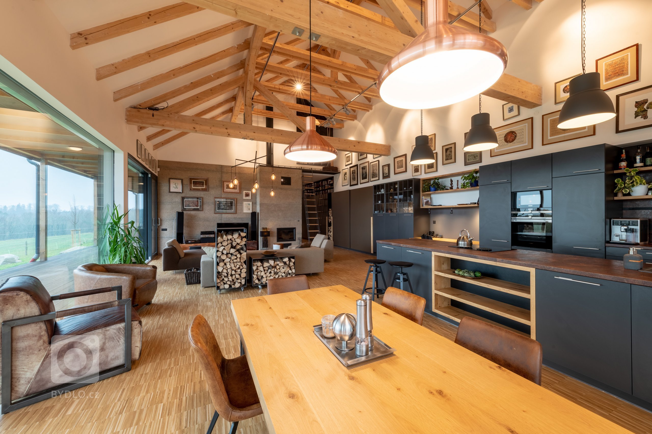 Realizace rodinné usedlosti s úžasným výhledem do krajiny. S investorem jsme pracovali na interiérech a detailech extriéru při výběru materiálu, členění…