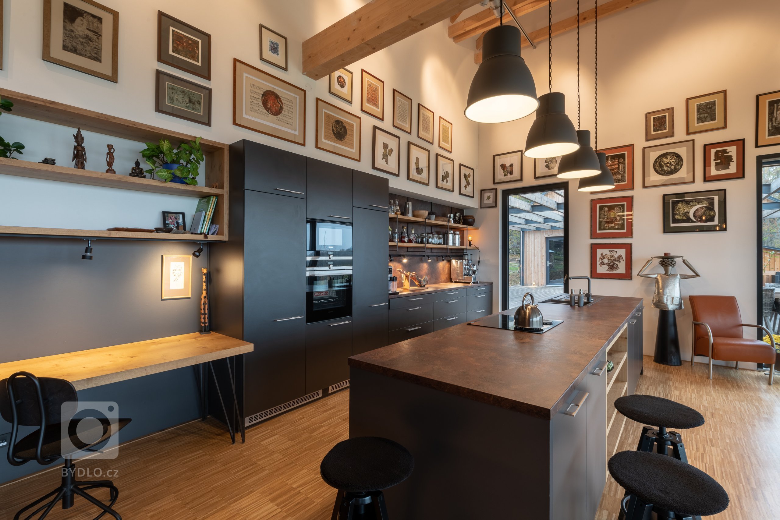 Realizace rodinné usedlosti s úžasným výhledem do krajiny. S investorem jsme pracovali na interiérech a detailech extriéru při výběru materiálu, členění…