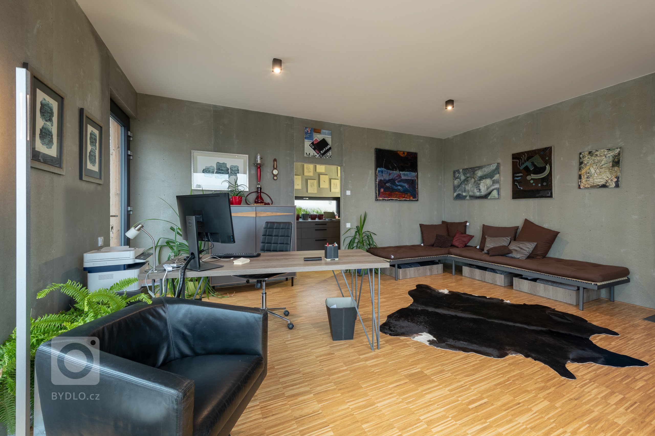 Realizace rodinné usedlosti s úžasným výhledem do krajiny. S investorem jsme pracovali na interiérech a detailech extriéru při výběru materiálu, členění…