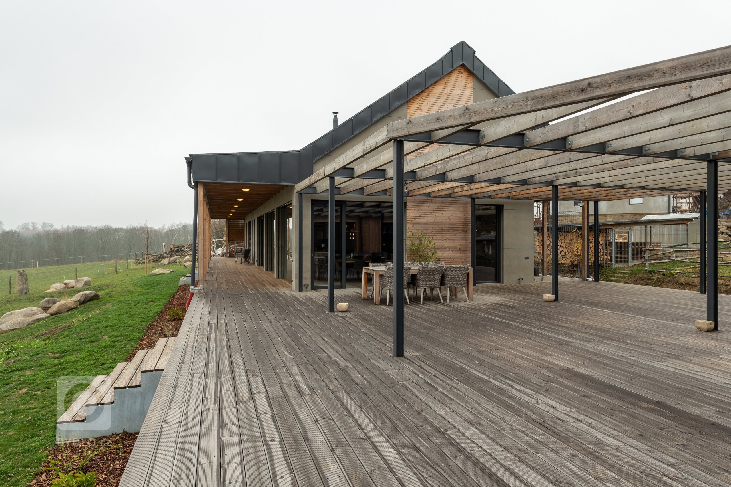 Realizace rodinné usedlosti s úžasným výhledem do krajiny. S investorem jsme pracovali na interiérech a detailech extriéru při výběru materiálu, členění…