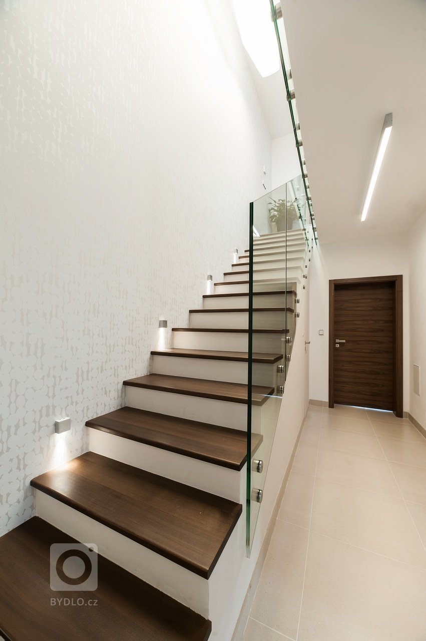 Návrh a celkové dispoziční řešení rodinného domu, včetně koordinace stavebních úprav. Následný výběr podlahových krytin, oken a dveří. Dodání a následná montáž…