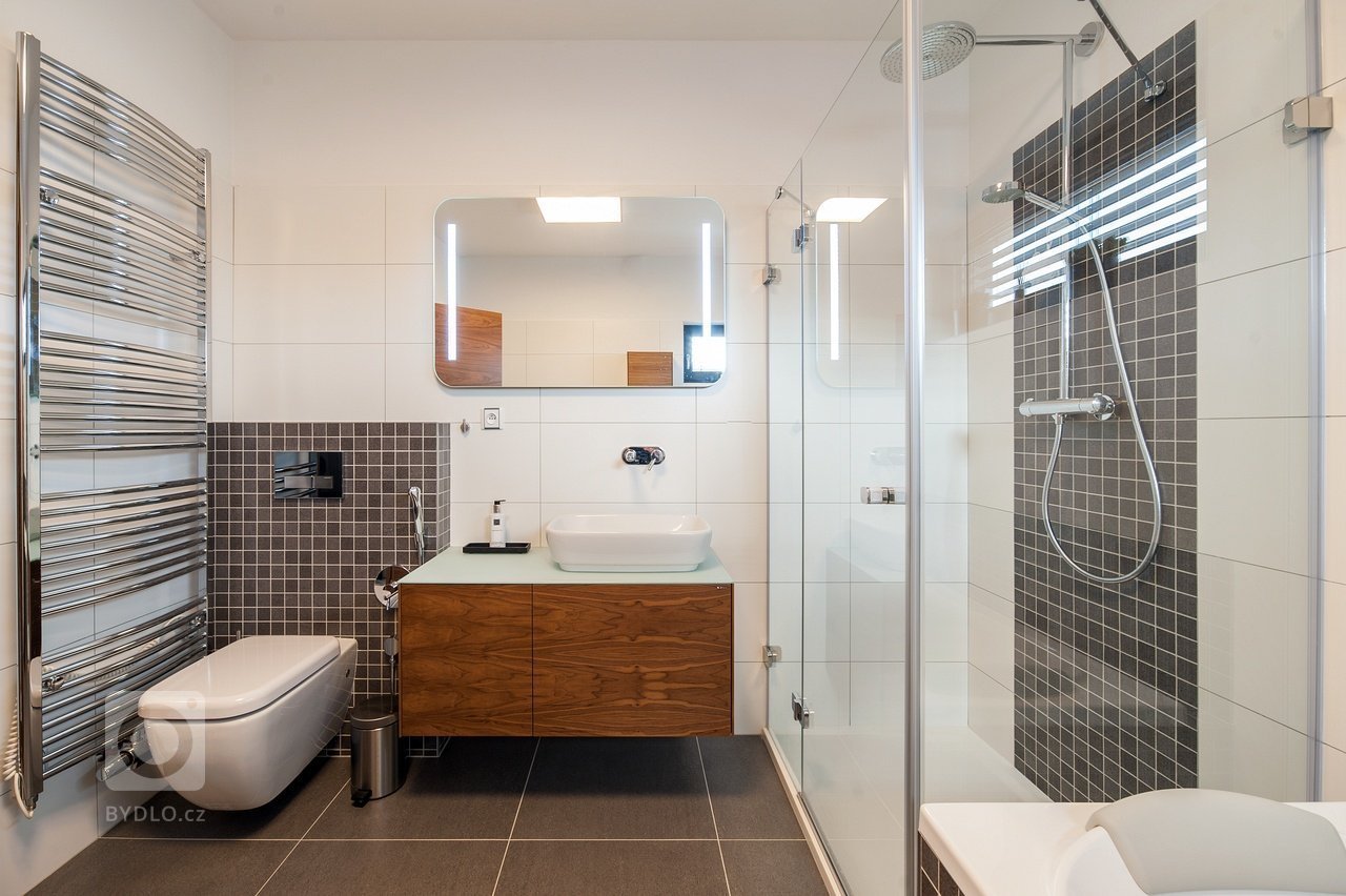 Návrh a celkové dispoziční řešení rodinného domu, včetně koordinace stavebních úprav. Následný výběr podlahových krytin, oken a dveří. Dodání a následná montáž…