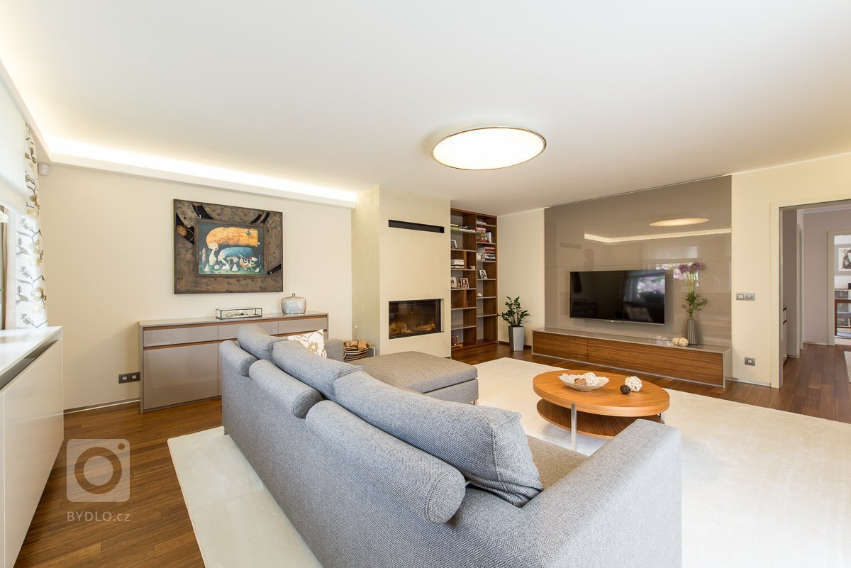 Kompletní rekonstrukce přízemí domu, změna dispozic místností a příček, zcela nové řešení schodiště, kompletní realizace interiéru nábytku, podlahových kryti,…