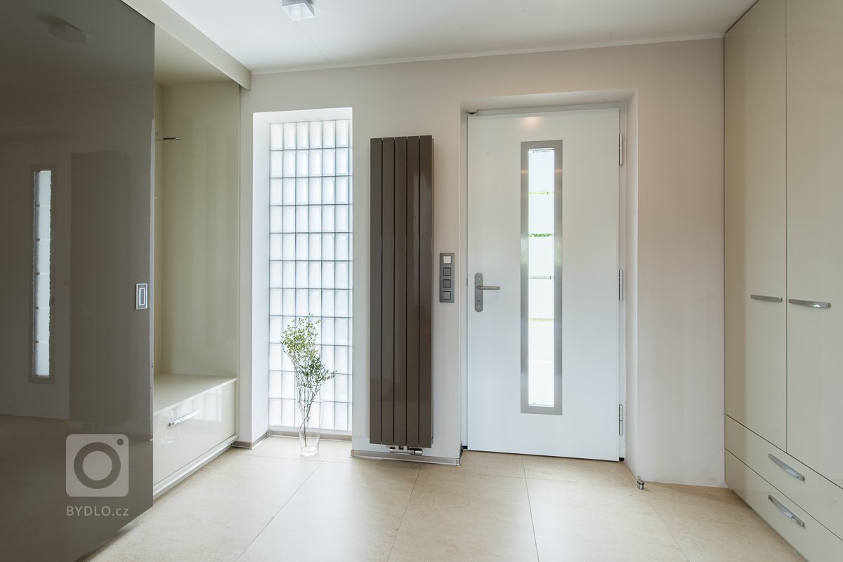 Kompletní rekonstrukce přízemí domu, změna dispozic místností a příček, zcela nové řešení schodiště, kompletní realizace interiéru nábytku, podlahových kryti,…