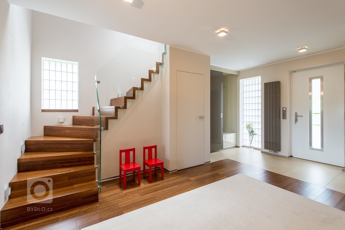 Kompletní rekonstrukce přízemí domu, změna dispozic místností a příček, zcela nové řešení schodiště, kompletní realizace interiéru nábytku, podlahových kryti,…