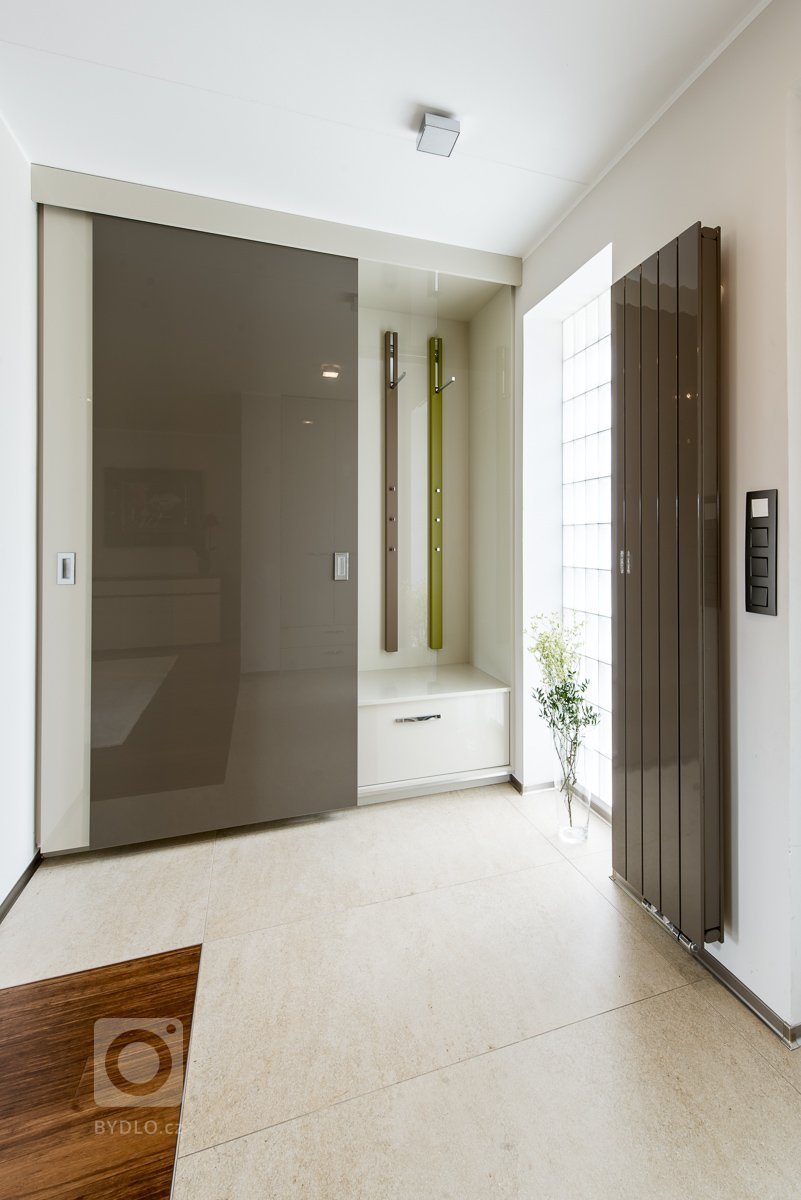 Kompletní rekonstrukce přízemí domu, změna dispozic místností a příček, zcela nové řešení schodiště, kompletní realizace interiéru nábytku, podlahových kryti,…