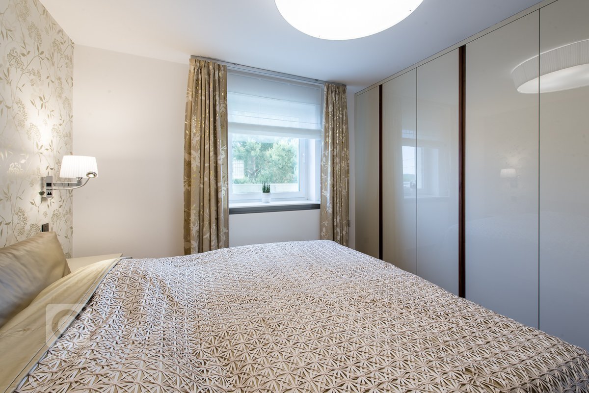 Kompletní rekonstrukce přízemí domu, změna dispozic místností a příček, zcela nové řešení schodiště, kompletní realizace interiéru nábytku, podlahových kryti,…