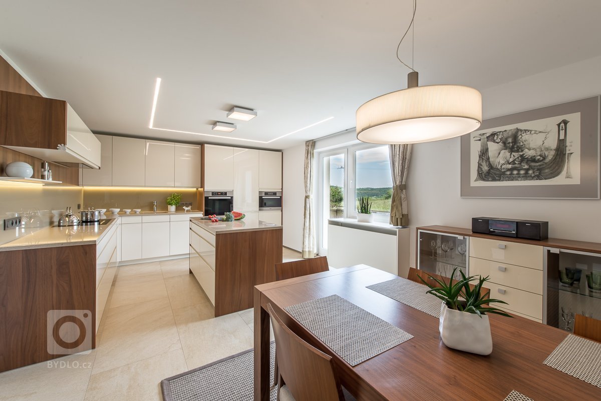 Kompletní rekonstrukce přízemí domu, změna dispozic místností a příček, zcela nové řešení schodiště, kompletní realizace interiéru nábytku, podlahových kryti,…