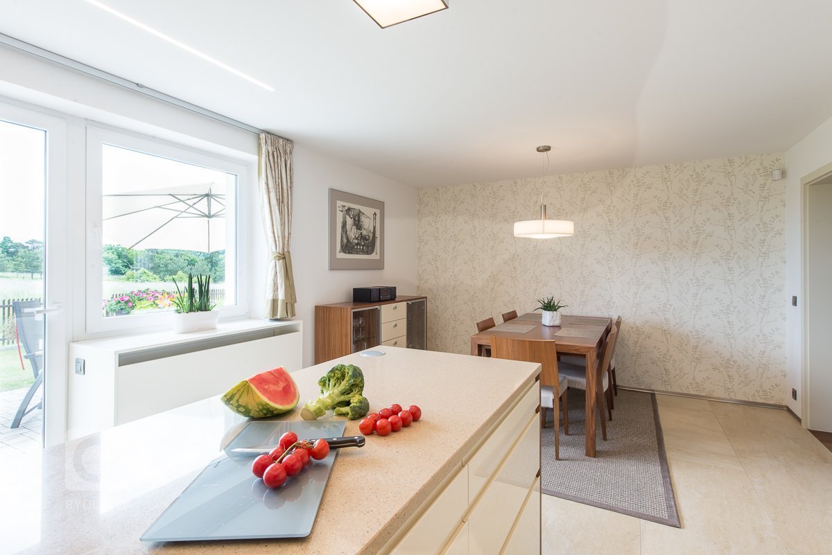 Kompletní rekonstrukce přízemí domu, změna dispozic místností a příček, zcela nové řešení schodiště, kompletní realizace interiéru nábytku, podlahových kryti,…