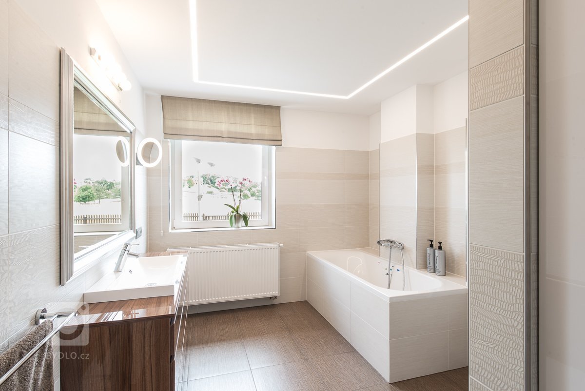 Kompletní rekonstrukce přízemí domu, změna dispozic místností a příček, zcela nové řešení schodiště, kompletní realizace interiéru nábytku, podlahových kryti,…