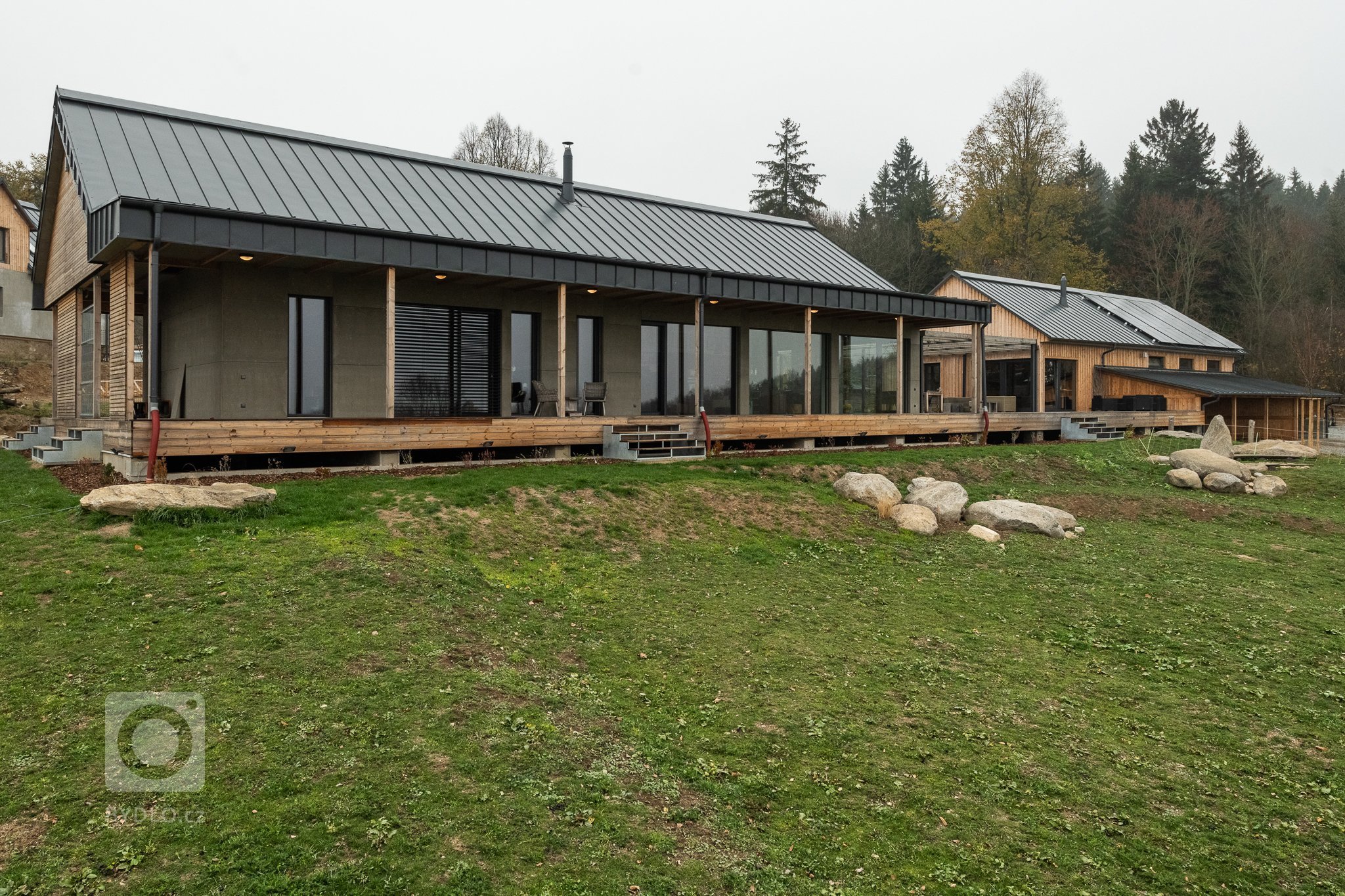 Realizace rodinné usedlosti s úžasným výhledem do krajiny. S investorem jsme pracovali na interiérech a detailech extriéru při výběru materiálu, členění…