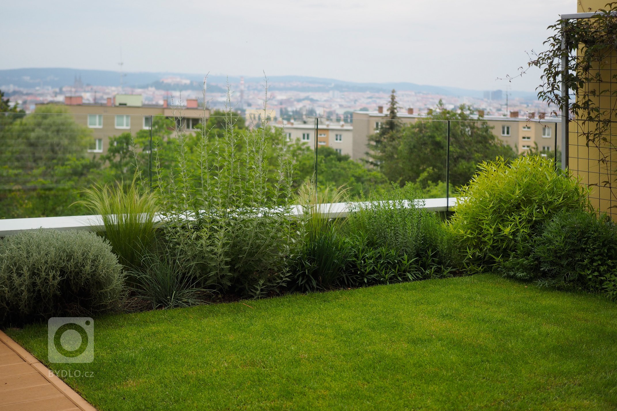 &bdquo;Je to malý a nechci tam jen trávník.&ldquo; Nějak podobně začínalo naše zadání pro návrh a následnou realizaci střešní terasy po úvodním telefonátu s…