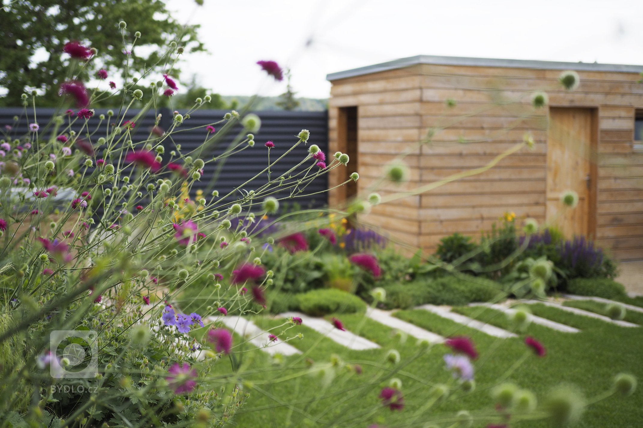 Neveliká zahrada nacházející se jižně od Brna a majitelé, kteří náš ateliér oslovili s&nbsp;přáním zobytnit zahradu, jejíž dosavadní podoba ani náplň…