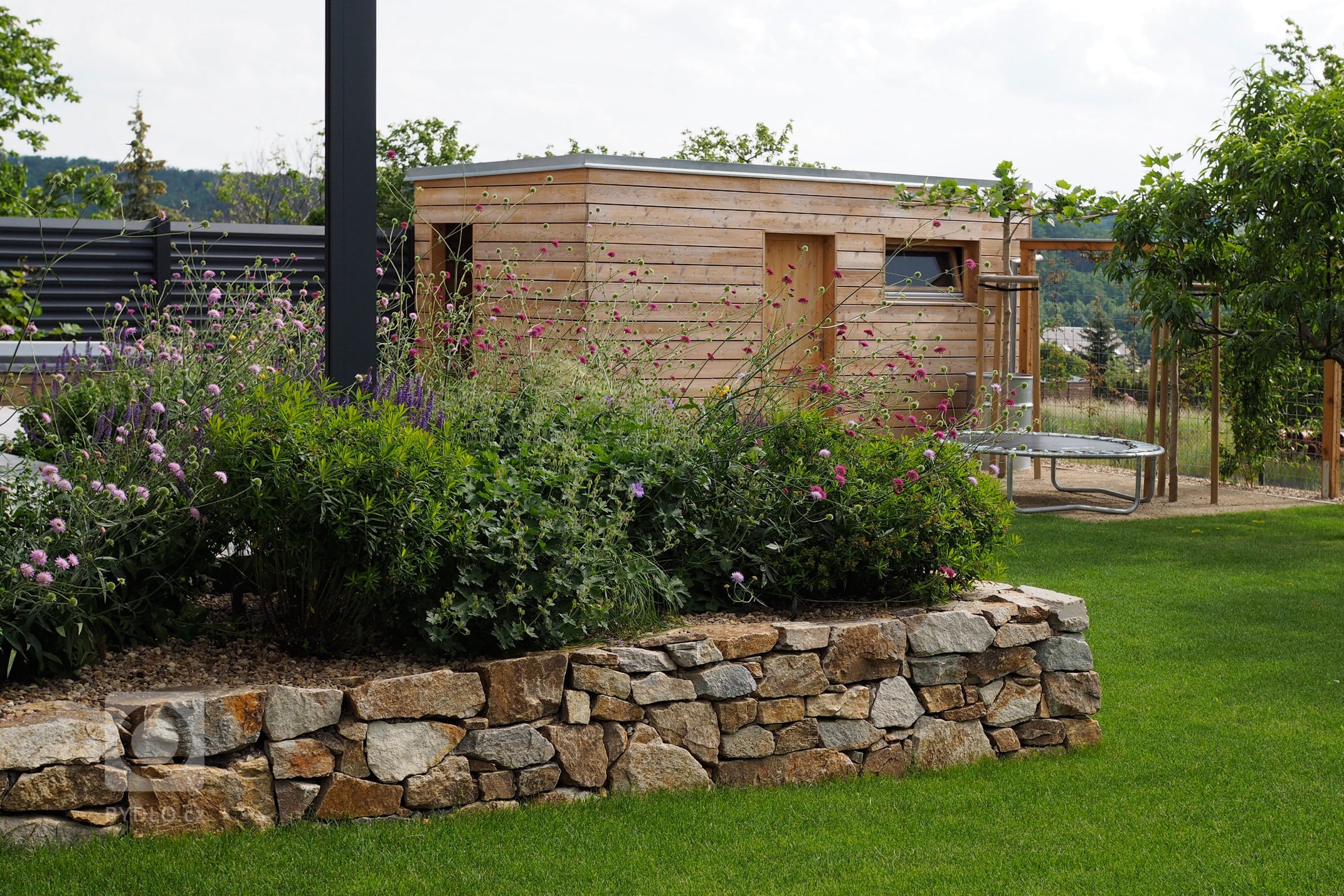 Neveliká zahrada nacházející se jižně od Brna a majitelé, kteří náš ateliér oslovili s&nbsp;přáním zobytnit zahradu, jejíž dosavadní podoba ani náplň…