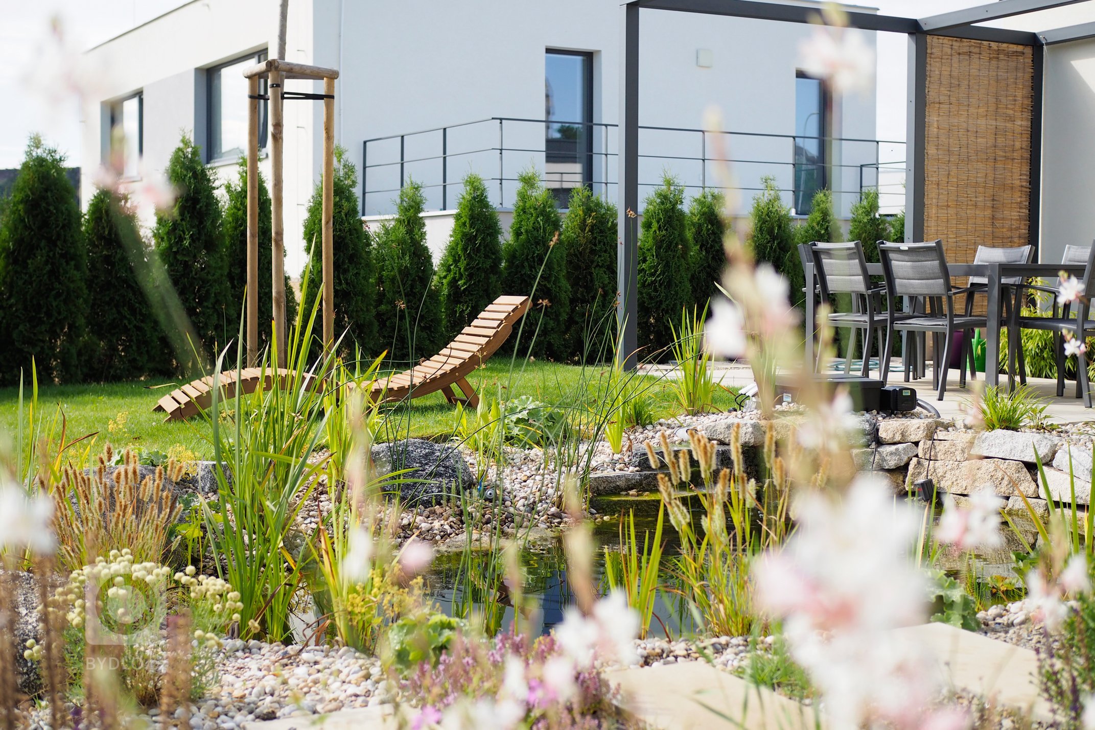 Zahrada stavební architektky a její rodiny nad Ptáčovským žlebem s krásnými pohledy do jeho údolí. Místo nevelké plochy, zato s velkým zadáním &ndash; zahradní…