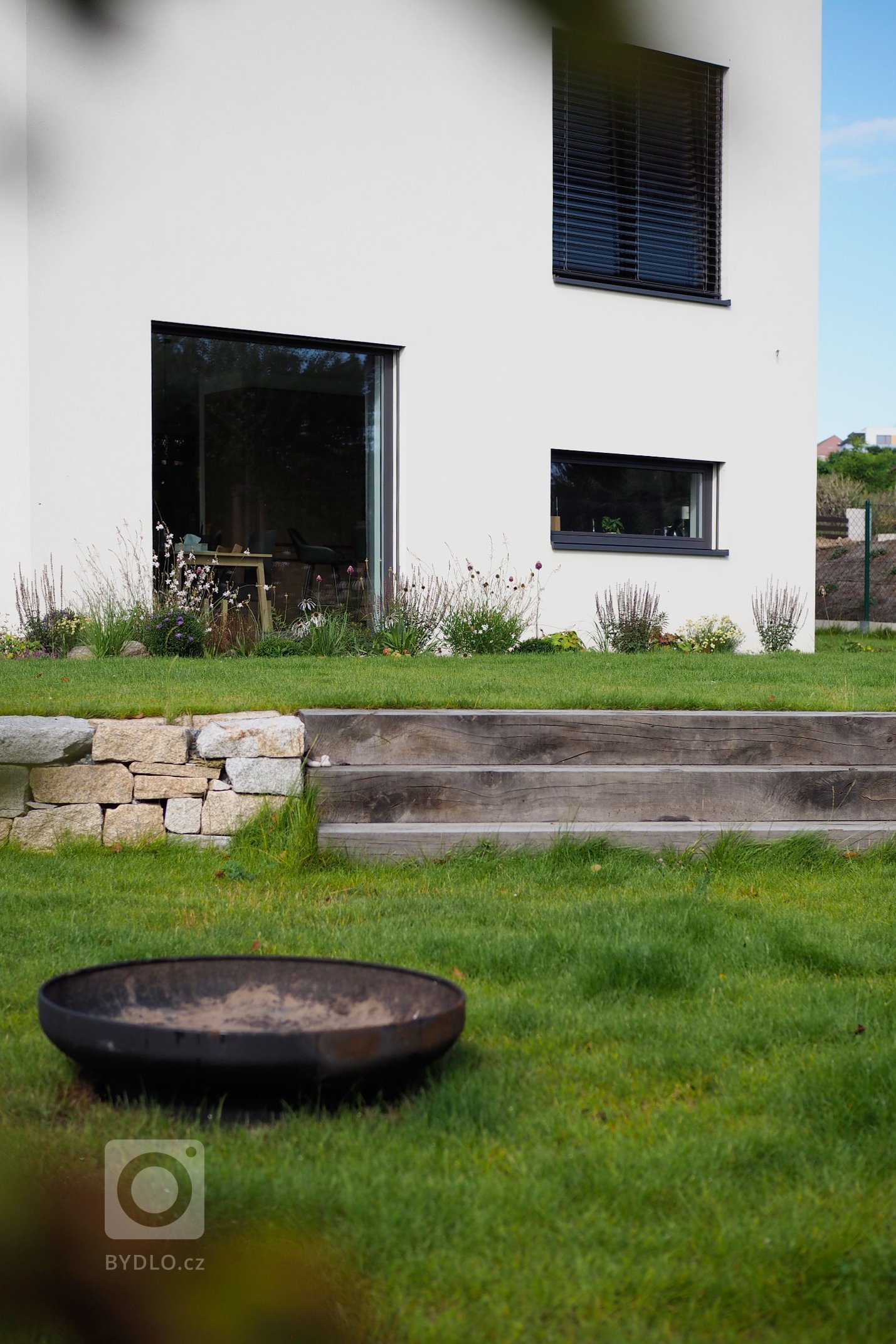 Zahrada stavební architektky a její rodiny nad Ptáčovským žlebem s krásnými pohledy do jeho údolí. Místo nevelké plochy, zato s velkým zadáním &ndash; zahradní…