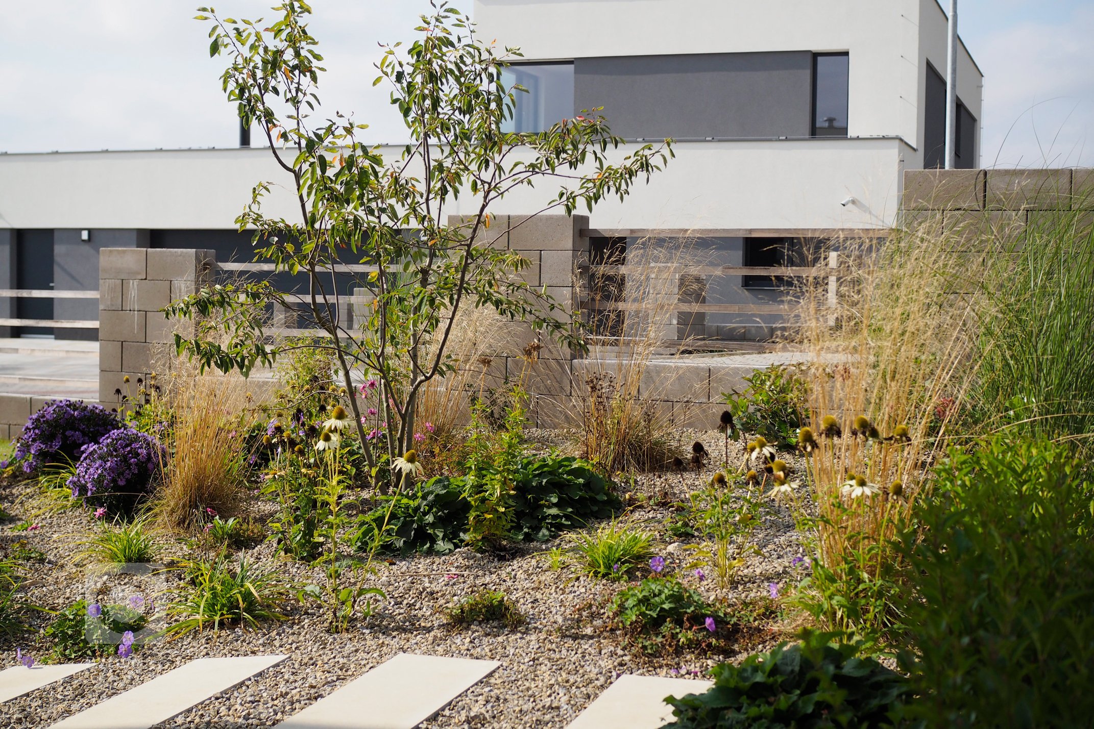 Zahrada stavební architektky a její rodiny nad Ptáčovským žlebem s krásnými pohledy do jeho údolí. Místo nevelké plochy, zato s velkým zadáním &ndash; zahradní…