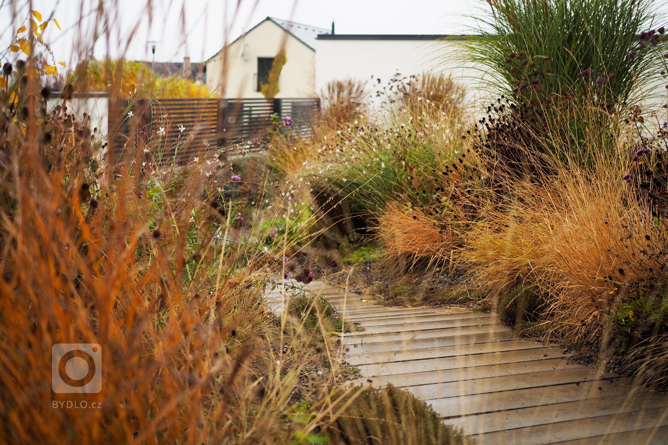 Zahrada rodinného domu ležící v&nbsp;kopcích nad Blanskem. Les a kulisa stromů přímo za plotem je tu prvkem, který silně dokresluje dojem z&nbsp;celého místa a…