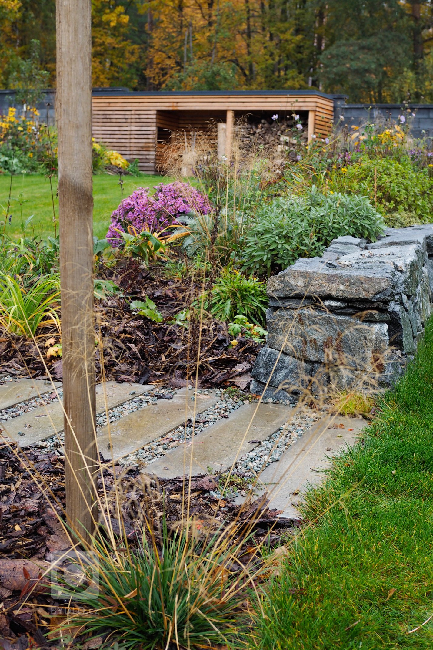 Zahrada rodinného domu ležící v&nbsp;kopcích nad Blanskem. Les a kulisa stromů přímo za plotem je tu prvkem, který silně dokresluje dojem z&nbsp;celého místa a…