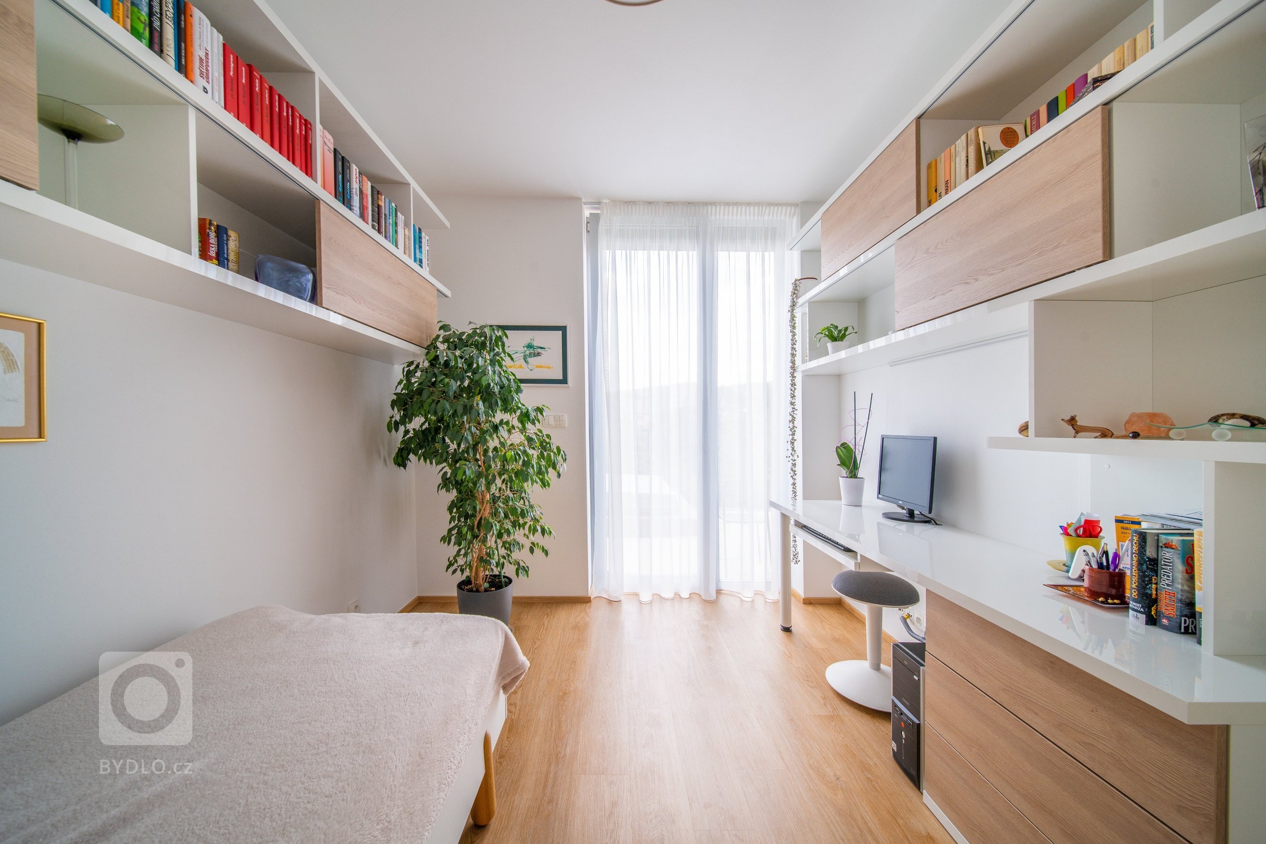 Moderní byt pro manželský pár, který miluje umění.&nbsp; Bytem se prolíná kontrast bílé a antracitu s doplňujícím dubem a betonovými prvky.
