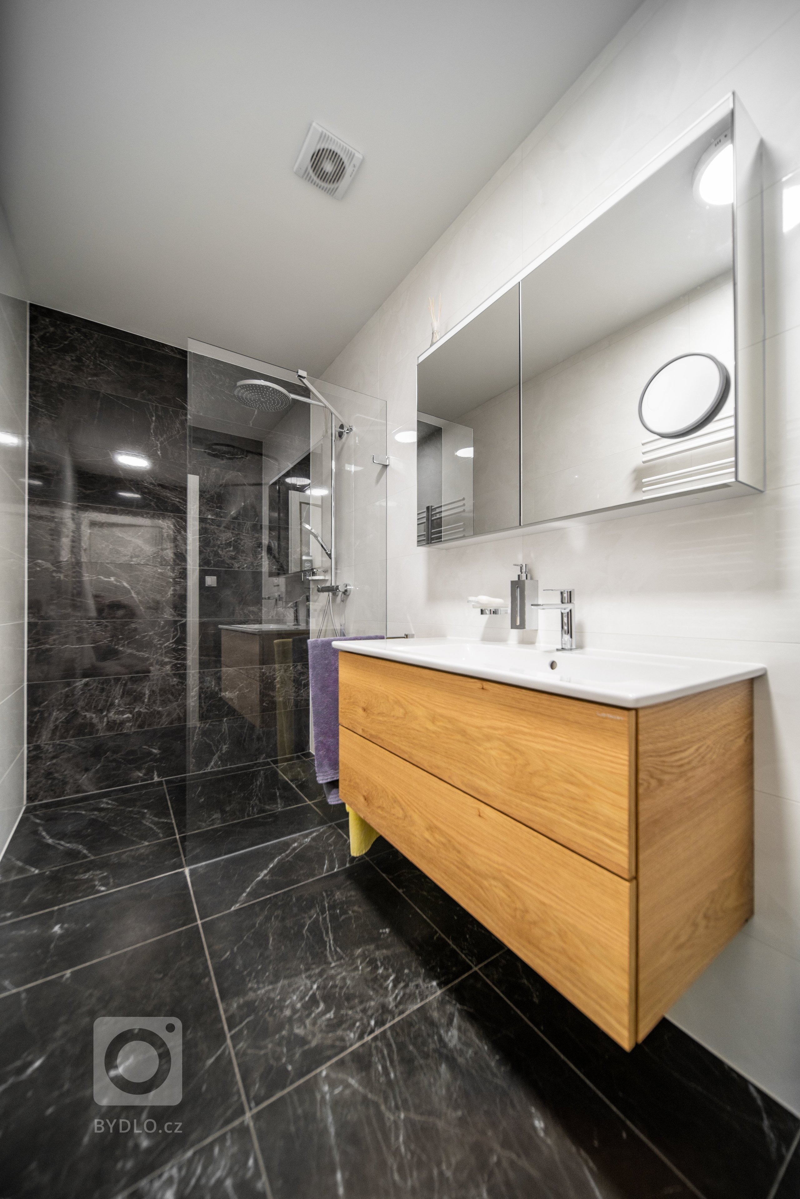 Moderní byt pro manželský pár, který miluje umění.&nbsp; Bytem se prolíná kontrast bílé a antracitu s doplňujícím dubem a betonovými prvky.
