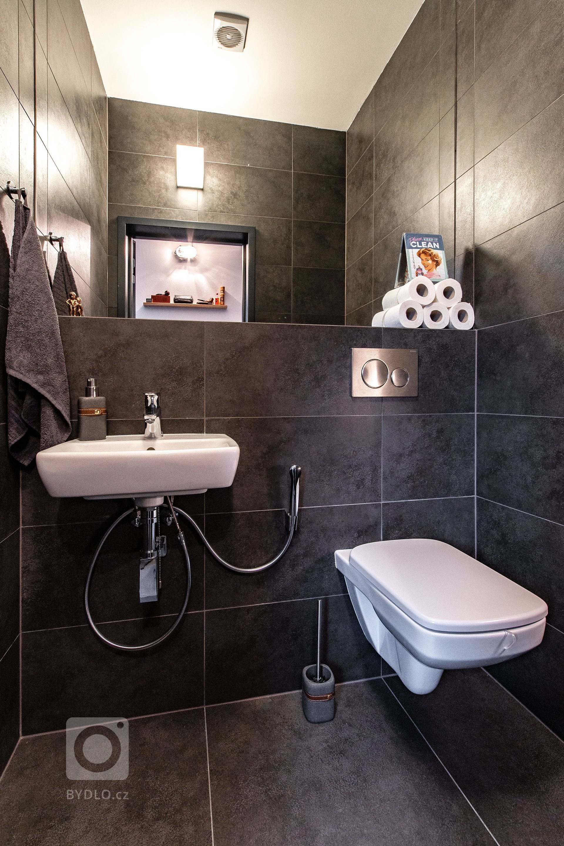 Majitel bytu, mladý muž, měl jasné zadání. Představoval si industriální pánský styl, z kterého půjde cítit jeho životní styl a záliby. Jako je například golf,…