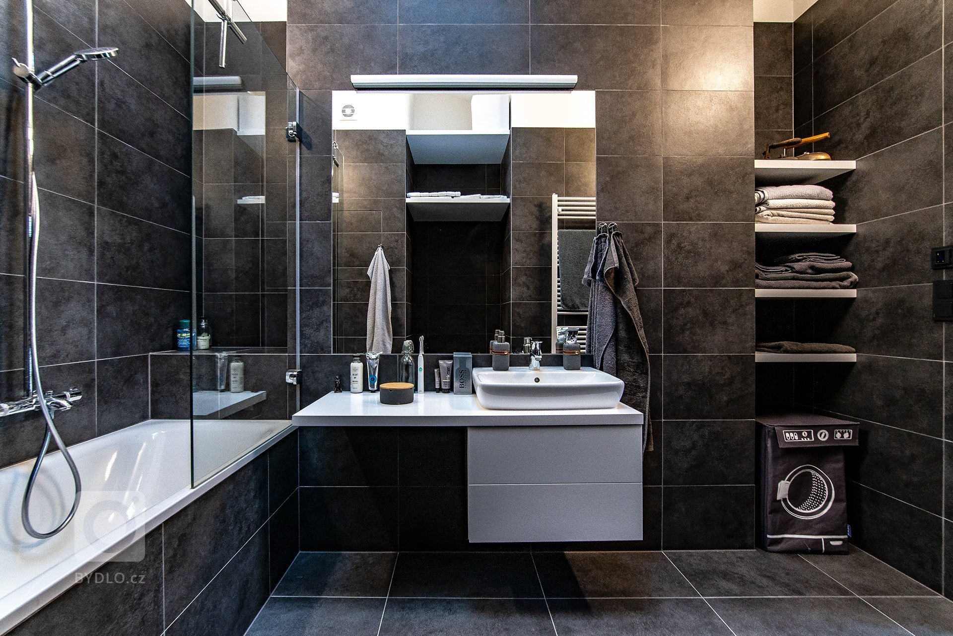 Majitel bytu, mladý muž, měl jasné zadání. Představoval si industriální pánský styl, z kterého půjde cítit jeho životní styl a záliby. Jako je například golf,…