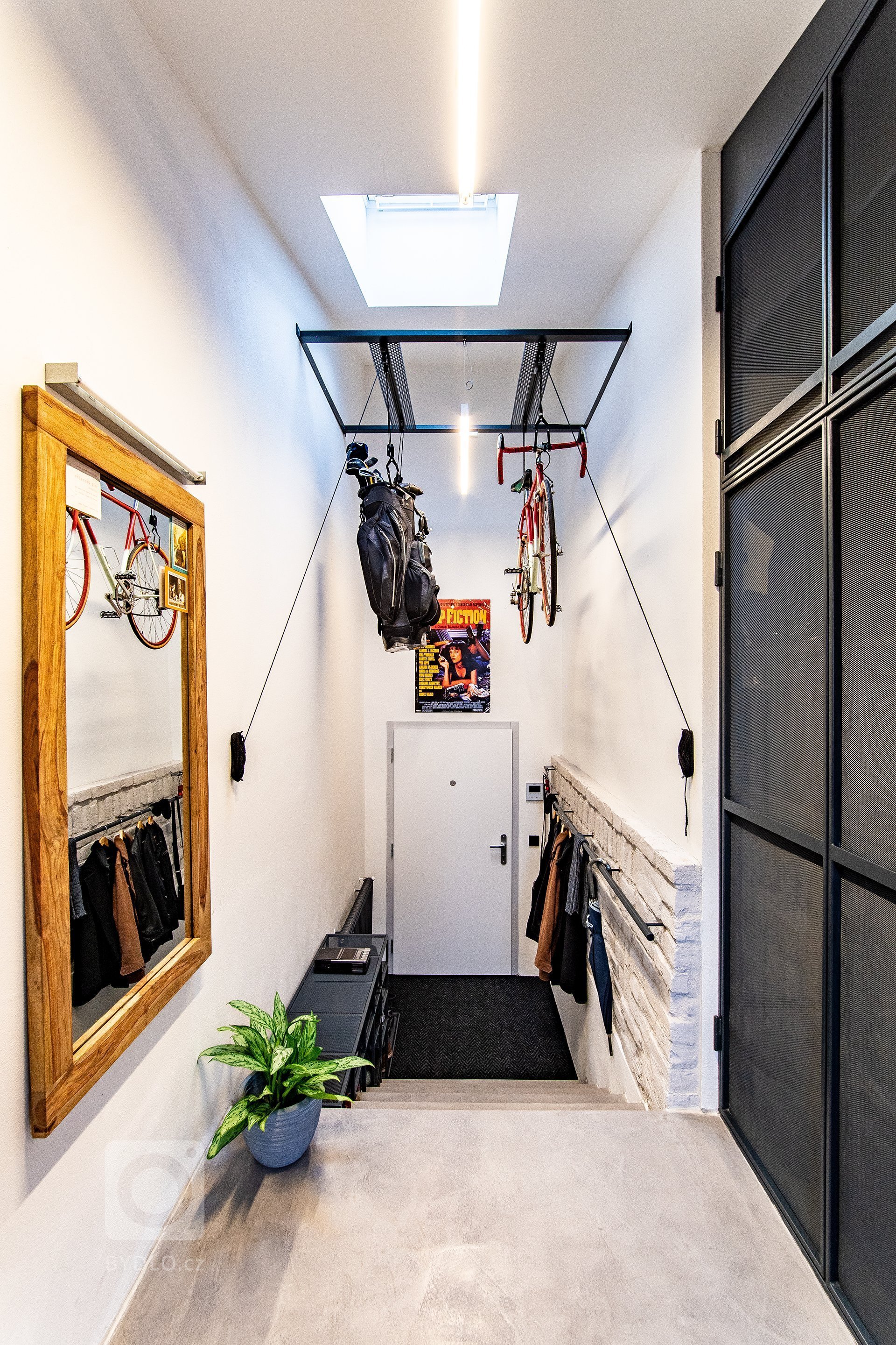 Majitel bytu, mladý muž, měl jasné zadání. Představoval si industriální pánský styl, z kterého půjde cítit jeho životní styl a záliby. Jako je například golf,…